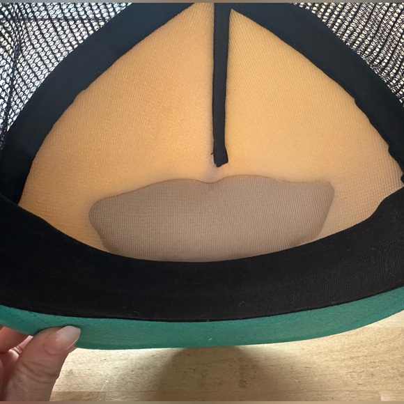 Vans “Off The Wall” trucker hat - Picture 2 of 3